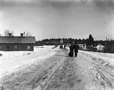 Västra vägen med Gustavsbron samt bebyggelse. (I förgrunden till vänster café i stadsäga 1691.) Foto troligen 1901.