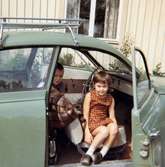 Familjen är på släktbesök hos farmor sommaren 1967. Syskonen Lars-Åke och Ilse Jansson sitter i en grön Saab (farmoderns bil) och väntar. I bakgrunden syns villan 