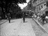 Parad på Östergatan. Utställningsplåtar 1925. Många skyltar bl. a. Trelleborg Varumagasinen.