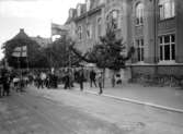 Utställningsplåtar 1925. Parad utanför Centralskolan, musikkår som går in i skolan och en stor folksamling. Skolan invignig?