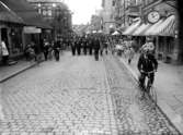 Parad på Östergatan. Utställningsplåtar 1925. Stor folksamling.