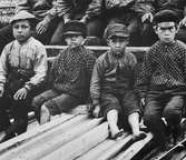Barnarbetare. Märkpojkar vid Sunds sågverk i Medelpad omkring 1895. Pojkarna började arbeta redan i 6-7-årsåldern. Lönen var låg, i början av 1870 talet avlönades barnen med 3 till 5 öre i timmen.