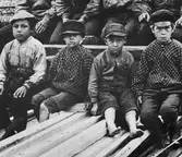 Barnarbetare. Märkpojkar vid Sunds sågverk i Medelpad omkring 1895. Pojkarna började arbeta redan i 6-7-årsåldern. Lönen var låg, i början av 1870 talet avlönades barnen med 3 till 5 öre i timmen.