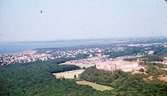 Flygbild över Borgholm med slottsruinen i förgrunden.