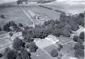 Flygfoto över Ryssbylund med en bondgård och åkrar.