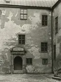 Fönster, fritrappa och portal på inre borggården på Kalmar slott.