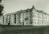 Ett av de hus som byggdes som officersbostäder när det i början 1900, var tal om att flytta Kalmar regemente till Kalmar. Delen till vänster senare.