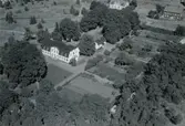 Flygfoto över Påskallavik med herrgård och trädgård.