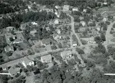 Flygfoto över Påskallavik, med villor och trädgårdar.