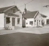 Till vänster Alm och Bergs på Storgatan i Bergkvara.