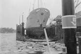 Ekensbergs varv 1970; bakom skorstenen på bogserbåten EKENSBERG (urspr. WIDAR) ses i lilla dockan det danska lastfartyget TONNA.