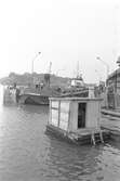 Ekensbergs varv 1970. Vid flytdockorna: oidentifierad pråm i lilla dockan samt i bakgrunden bogserbåten GARPEN
