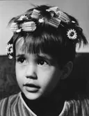 Kerstin med papiljotter i håret.