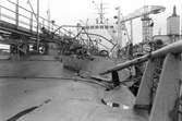 Ekensbergs varv 1970; varvsarbetare inspekterar skador på oidentifierat fartyg.