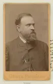Porträtt av Nils Nikolaus Linder, språkman och docent i nordiska språk i Uppsala.
Född 13-02-1835 Vissefjärda, död 21-01-1904 i Stockholm.
Linder startade Nordisk familjebok, och  redigerade den mellan 1875-1881.