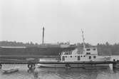 Ekensbergs varv 1970, vy åt söder mot Mörtviken och Rävudden; bogserbåten BRAGE (1883; ursprungligen LINGARÖ) i förgrunden, i bakgrunden pråmen MONARK (1917; ursprungligen lastångfartyget MASILIA)