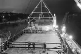 Ekensbergs varv 1970; Transatlantics lastfartyg SCANDIC förlängs i stora dockan; ny sektion lyfts på plats med hjälp av pontonkranen LODBROK.