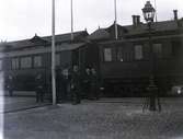 Kung Gustav V, delvis dold av en stolpe,  tas emot vid järnvägsstationen vid ett besök i Kalmar.