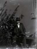 Pappa i trädgården 1916.