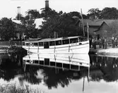 Ångslupen Ägir. Byggd på Karlstads Mekaniska Verkstad 1896. Bilden togs vid pråmkanalen före leverans till beställaren Axel E Lindvall i Nättraby. Fartyget är fortfarande i trafik och är sedan i år (2013) K-märkt av Sjöhistoriska museet. I bakgrunden till vänster ligger KMV:s disponentvilla, riven 1924 vid en breddning av backen uppför Karlagatan.