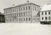 Kalmars allmänna läroverk vid Stortorget, byggt 1834-35, efter ritning av C.F. Sundvall. Till höger syns Linjeflygs kontor.