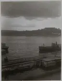 Fartyget FINNBODA II (urspr. WERMDÖ) vid Beckholmsvarvet; i söder berget Fåfängan.