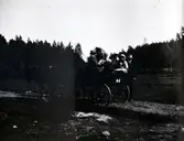 Personer på häst och vagn i närheten av Tuna gård.