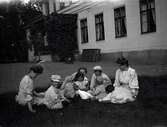 Från vänster: Karin (Hennings fru), Hugo, Nina Hammarskjöld med Ika, Carl Henrik med Sven och Hillevi.