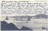 Fotografiskt vykort som visar den tyska kejserliga jakten HOHENZOLLERN på väg in mot Kiel. I kölvattnet på HOHENZOLLERN ses den kejserliga depeschbåten SLEIPNER (ex S97), liksom HOHENZOLLERN med vitt skrov och gula skorstenar. I bakgrunden fartyg ur tyska flottan. Vykortet är daterat 3 februari 1914.