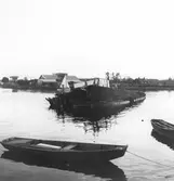 Briggen Gerda utanför Gävle Galvan. Observera de två luftvärnstornen.
