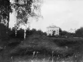 Nya Holmsunds Herrgård, färdigbyggd omkring 1815.
Lantgården Östra Holmsund förvärvades av Per Elfstrand, som köpte till mer mark och byggde upp ett stort lantbruk.
Nya herrgårdsbyggnaden uppfördes i fyra våningar av trä. Herrgården kallades nu för Nya Holmsund eller Stora Holmsund. Huset kröntes av ett åttakantigt torn där Elfstrand kunde se ut över Inre fjärden.
.
