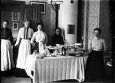 Försäljning på Gävle Stads Arbetsstuga för barn, 25 maj 1904.
Från vänster i bilden Hanna Holmströml, Ellen Wiklundl, ?, Hilda Hedwall och föreståndare Agda Hedwall.
