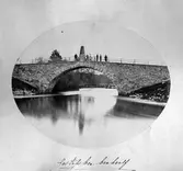 Gustavsbron är en välvd stenbro med räcken av järn. Byggd 1772. Ledde landsvägstrafiken från Valbo till Gävle.
