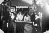 Folkmarknaden i Stadshuset 1911. Från vänster i bild:
Fru Runer, Fru Berggren, Fröken Fock, Fröken Harriet Åhman.
