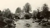 Gamla landsvägsbron över Järnforsen. Nu riven.
Kapten Lundgren, kontrollant vid nya brobygget ansåg att den gamla bron var från 1400-talet.