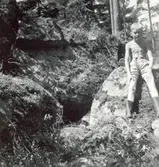 Tillfällighetsbostad under flyttblock i skogen.