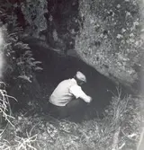 Tillfällighetsbostad under flyttblock i skogen.