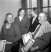 Belönade husmödrar. 
Mars 1956.