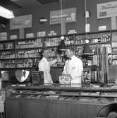 Örebro Färghandel på Engelbrektsgatan 60.
Mars 1956.