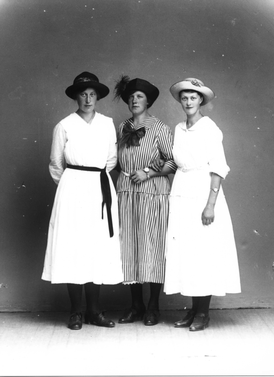 Calla Helena Sundbeck, Elin Carlsson från Röttle med okända kvinnor. Ateljébild.