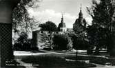 Vykort över Stadsparken med Kalmar slott i bakgrunden.