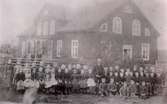 Vena skola 1895 med en av socknens äldsta skollärare, Nils Larsson.