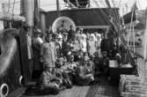 Krigsfångeutväxlingen under första världskriget. Soldater och sjuksköterskor på ett båtdäck.