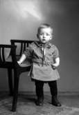 Ateljébild på en okänd pojke. Enligt Walter Olsons journal är bilden beställd av fru E. Karlsson.