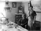 Karl och Anna Strid vid det  dukade kaffebordet