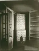 En hörnställd kakelugn, 1700-tal.