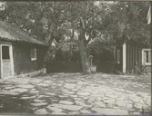 Gårdsinteriör med brunn.