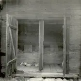 Interiör av ett kyrkstall i Oskars socken.

Kyrkstallar
Avträde