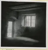 En fönsternisch och dörr i en bostad i kvarter Domprosten.