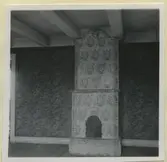 Kakelugnen i huset mot Vallgatan, övre våningens sal. Nu i Kalmar läns museum.